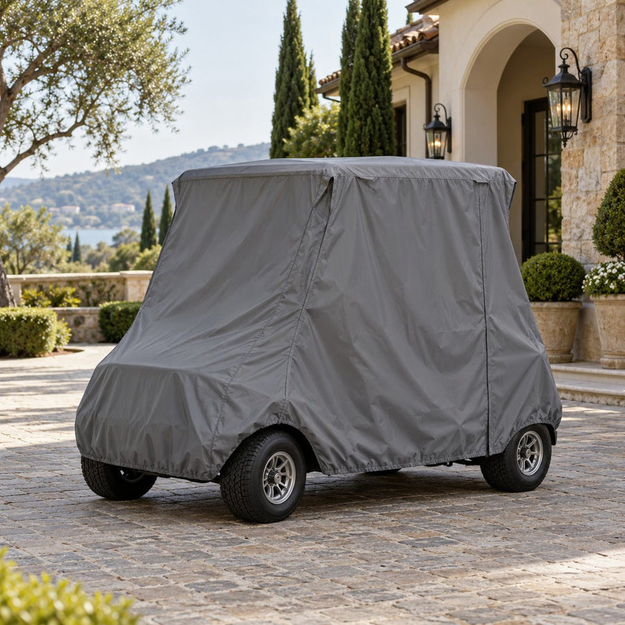 Voiturette de golf sous sa housse de protection