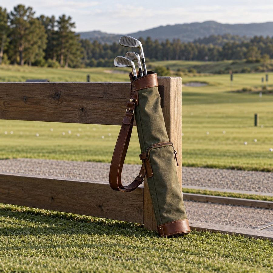 Petit sac de golf pencil appuyé contre une barrière de practice