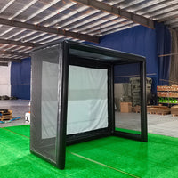 Cage de golf gonflable – parois en filet et écran blanc, vue en atelier