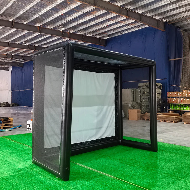 Cage de golf gonflable – parois en filet et écran blanc, vue en atelier