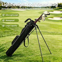 Sac de golf practice léger – sac noir avec ses clubs sur ses pieds, au bord d'un parcours
