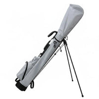 Sac de golf practice léger – coloris gris clair sur ses pieds