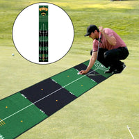 Tapis de putting golf 240 cm – golfeur accroupi pour placer une balle sur le tapis en extérieur