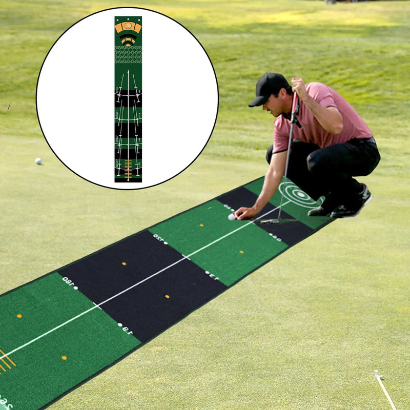 Tapis de putting golf 240 cm – golfeur accroupi pour placer une balle sur le tapis en extérieur