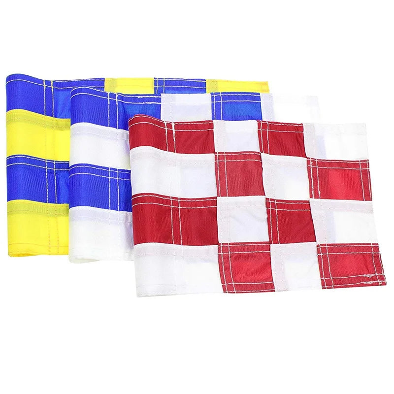 Drapeaux de putting green – gros plan sur trois drapeaux en nylon à damiers