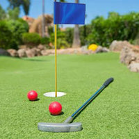 Drapeaux de putting green – drapeau bleu sur un green avec putter et balles