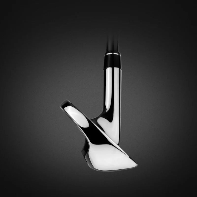 Fer de golf dos creux noir – tête de fer vue de profil sur fond sombre