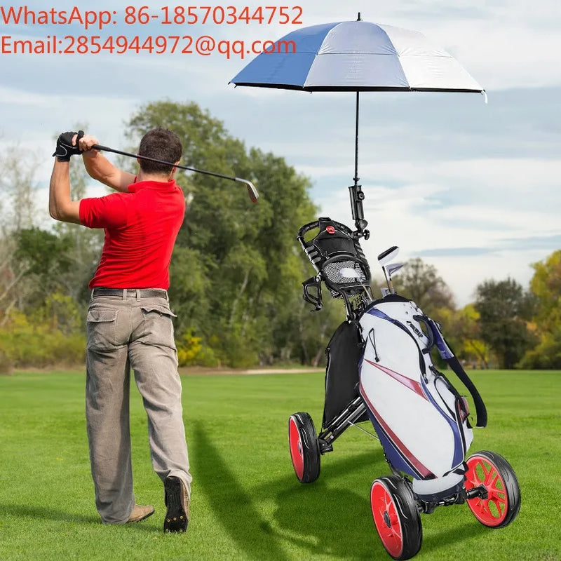 Chariot de golf manuel 4 roues – golfeur en plein swing avec le sac sur le chariot et un parapluie fixé à la poignée