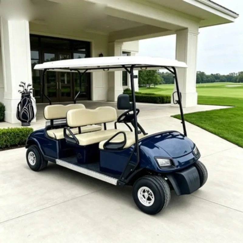 Voiturette de golf 4 places de tourisme – version bleu marine à sièges crème devant un club-house