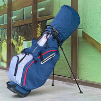 Sac de golf trépied léger 14 compartiments – sac bleu et blanc incliné sur son trépied, vue de côté