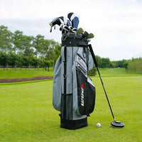 Sac de golf chariot déperlant – sac noir et gris posé sur le gazon avec quelques clubs rangés
