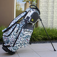 Sac de golf trépied léger à motif animalier – sac à motif tacheté bleu incliné sur son trépied, vue de trois quarts