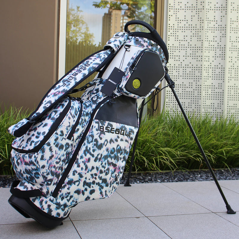 Sac de golf trépied léger à motif animalier – sac à motif tacheté bleu incliné sur son trépied, vue de trois quarts