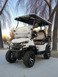 Voiturette de golf électrique surélevée – version blanche vue de trois quarts avant
