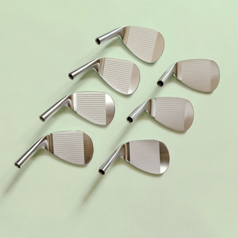 Tête de wedge de golf forgée – plusieurs têtes vues de face, faces rainurées