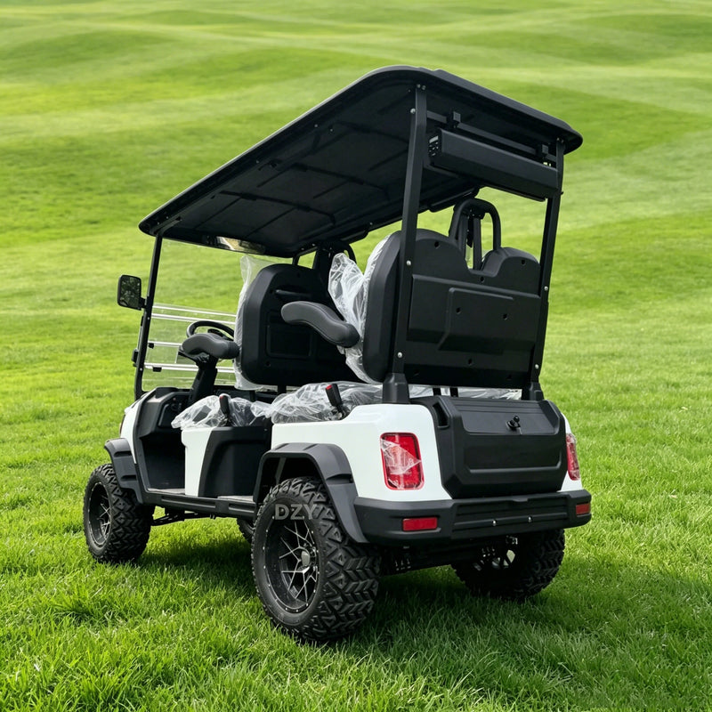 Voiturette de golf électrique blanche à calandre ajourée – vue de trois quarts arrière