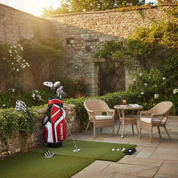 Set de golf complet femme – sac rouge et tapis de putting en terrasse