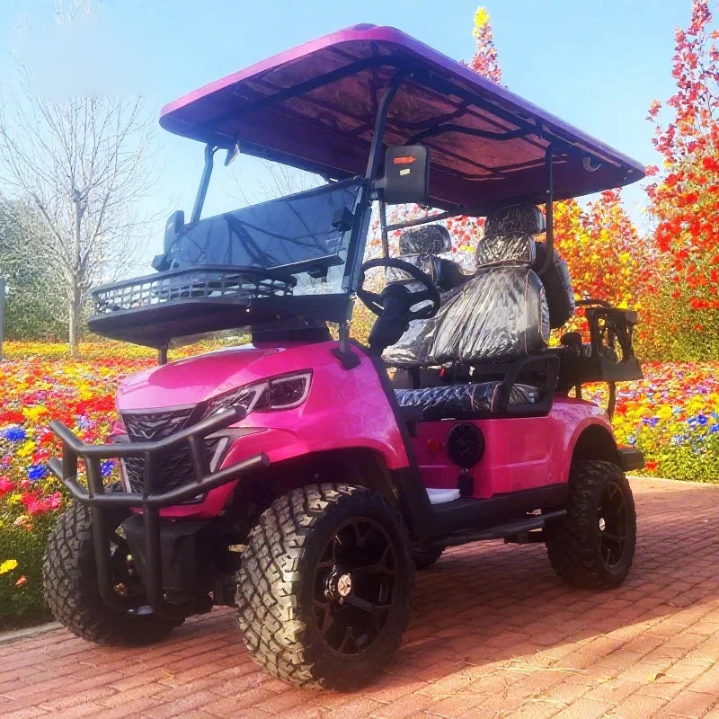 Voiturette de golf tout-terrain 4 places – vue de trois quarts avant, banquettes en cuir noir