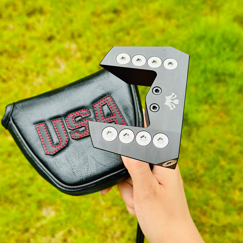 Putter maillet noir à couple nul – tête tenue à la main devant un couvre-putter noir