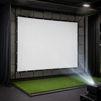 Écran de simulateur de golf – toile tendue dans une cage noire avec projecteur et tapis de frappe