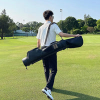 Sac de golf pencil à trépied en cuir PU – golfeur portant le sac noir en bandoulière sur le gazon