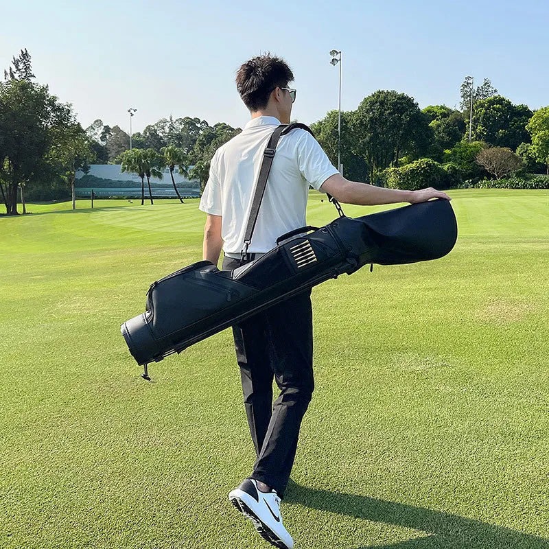 Sac de golf pencil à trépied en cuir PU – golfeur portant le sac noir en bandoulière sur le gazon