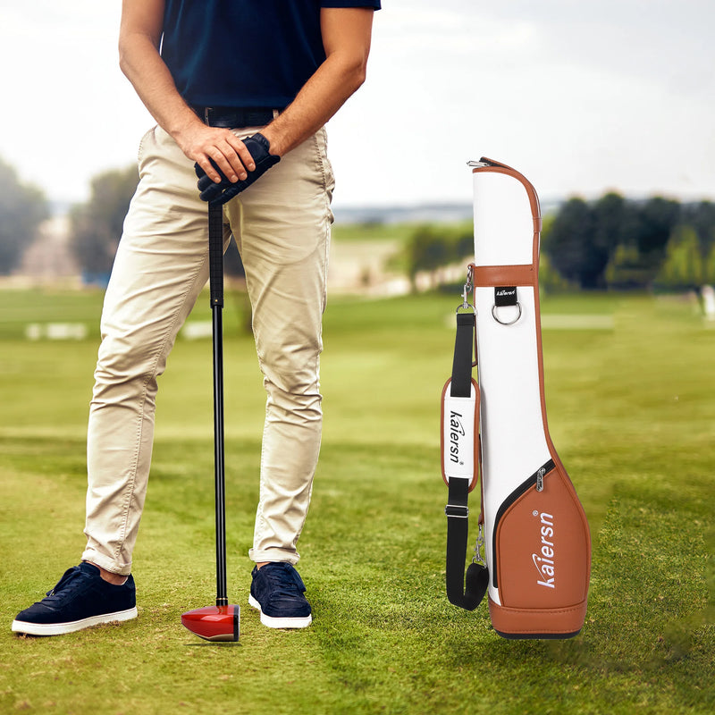 Sac de park golf compact – golfeur debout avec son club à côté du sac blanc et marron
