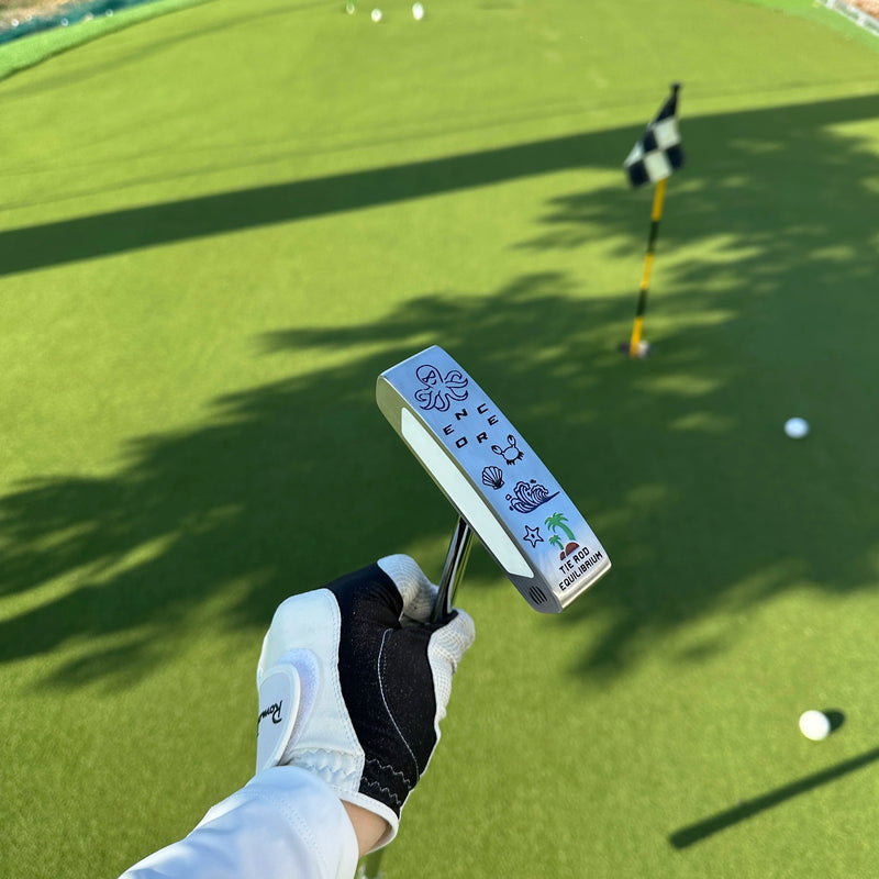 Putter lame double face argenté – putter sur le green à côté du drapeau