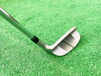 Chipper de golf – tête vue de côté avec la ligne de visée verte