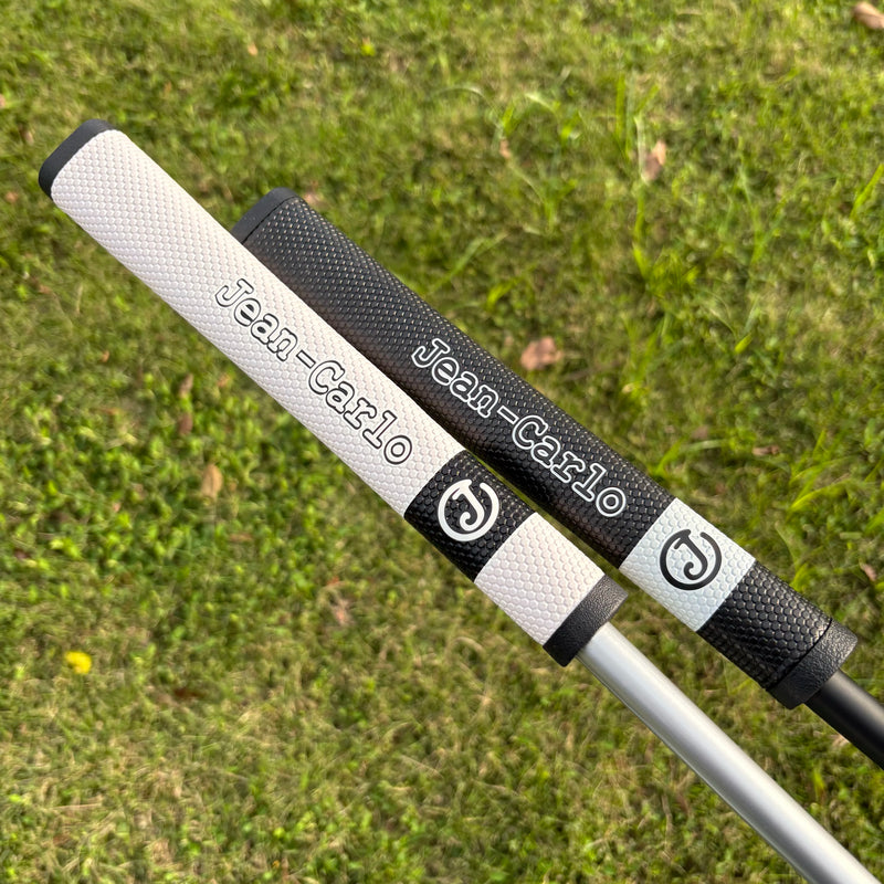 Putter maillet aluminium – détail de deux grips, un blanc et un noir