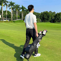 Sac de golf pencil à trépied en cuir PU – golfeur marchant avec le sac noir à la main, sac et clubs vus de dos