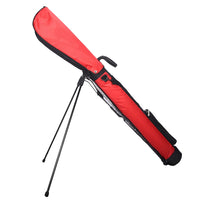 Petit sac de golf léger – coloris rouge posé sur ses pieds