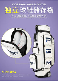Sac de golf tour blanc à roulettes – détail de la zone chaussures du sac avec une paire de chaussures