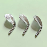 Tête de wedge de golf forgée – trois têtes alignées, finition satinée