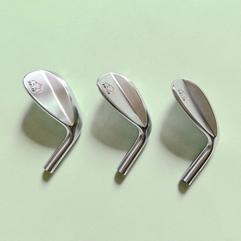 Tête de wedge de golf forgée – trois têtes alignées, finition satinée