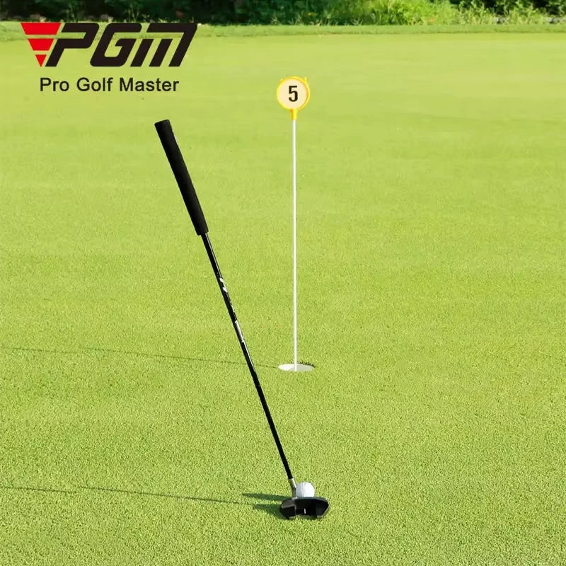 Putter maillet debout – putter tenu debout sur le green près du drapeau