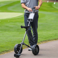 Chariot de golf manuel pliable à 2 roues – golfeur tenant la poignée sur le parcours