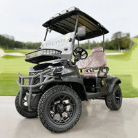 Voiturette de golf électrique tout-terrain – vue de trois quarts avant avec pare-chocs et gros pneus