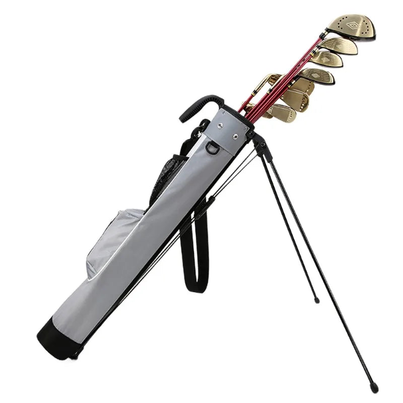 Sac de golf pencil ultraléger – sac gris sur son trépied avec une demi-série de clubs