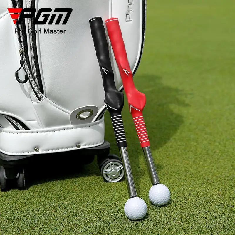 Aide au swing de golf télescopique – bâtons noir et rouge posés contre un sac de golf