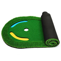 Putting green d'entraînement – tapis partiellement enroulé sur sa sous-couche noire