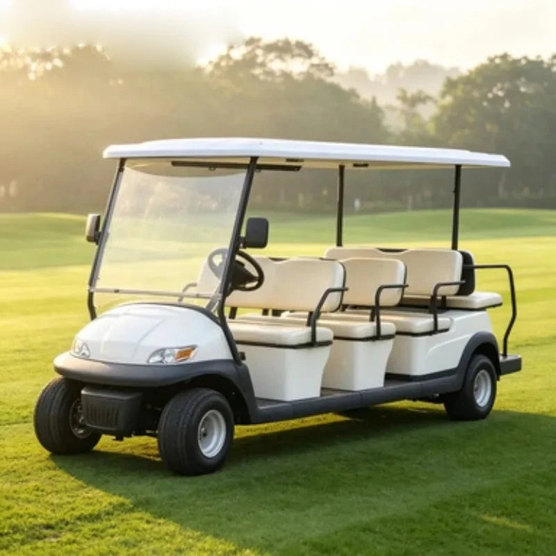 Voiturette de golf 6 places – version blanche sur la pelouse au lever du jour