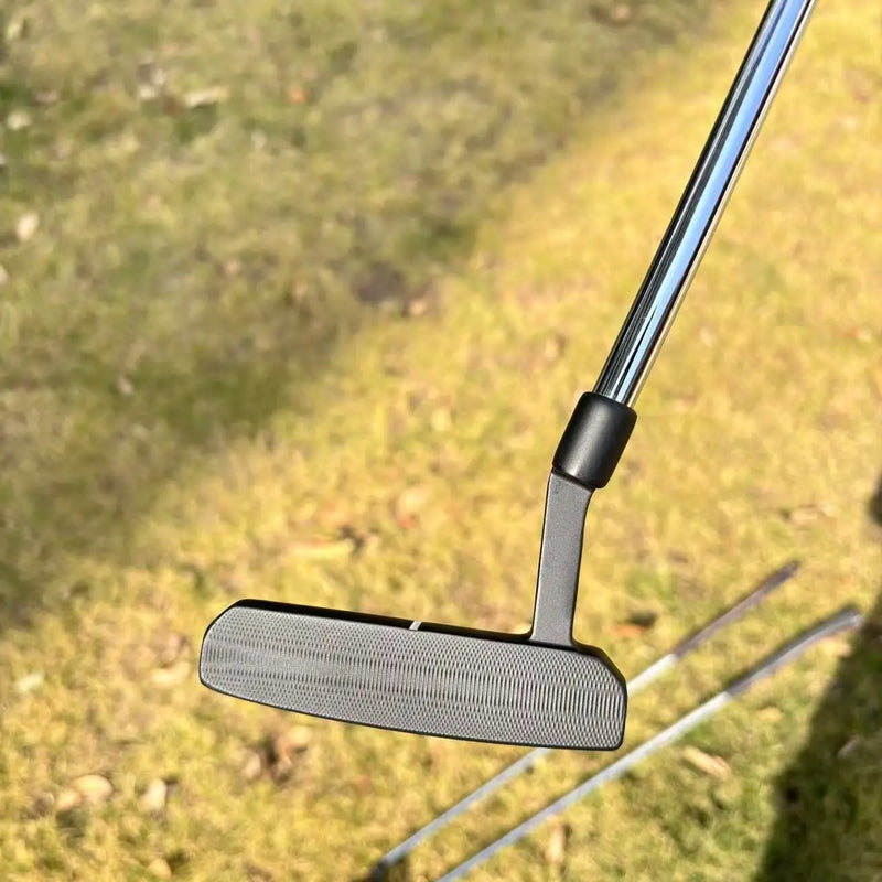 Putter maillet noir en D – autre tête à face striée vue de face avec le manche en acier