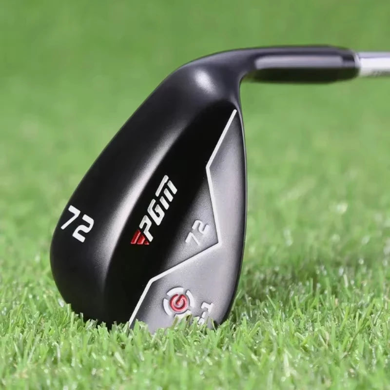 Wedge de sable de golf 72° – tête noire posée dans l'herbe