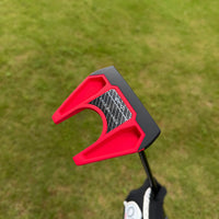 Putter maillet rouge à face équilibrée – tête tenue à la main