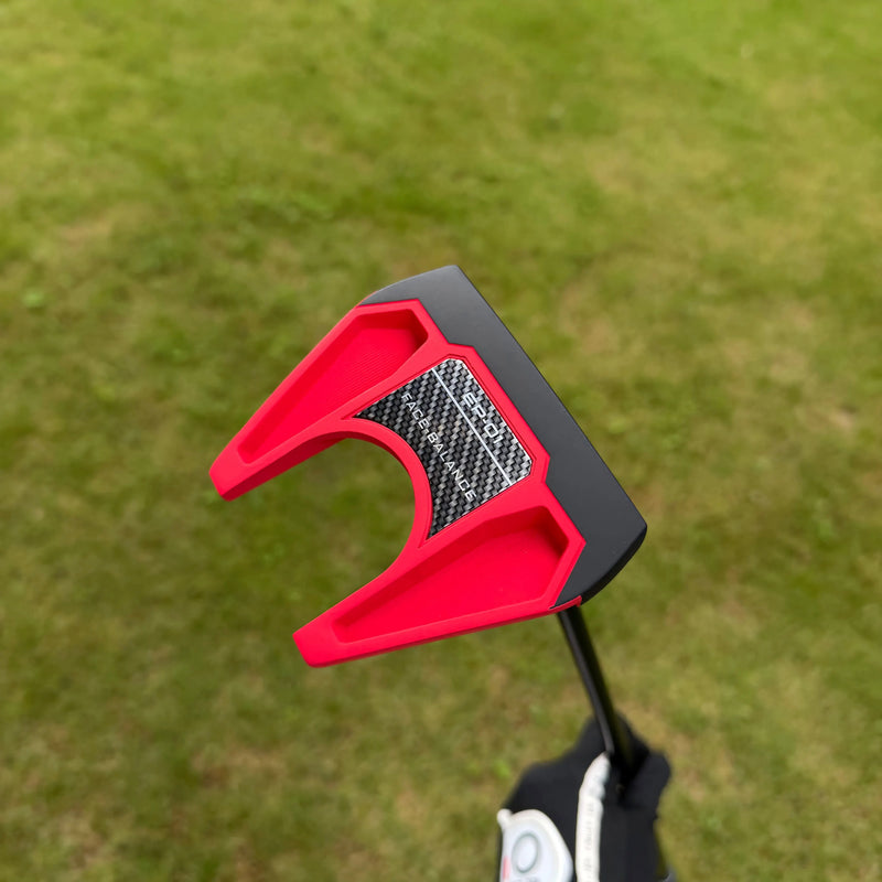 Putter maillet rouge à face équilibrée – tête tenue à la main