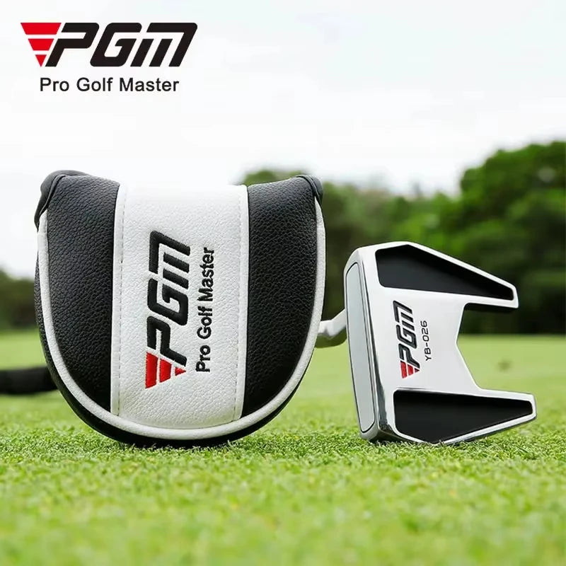 Putter maillet debout – tête argent et noir avec un couvre-putter blanc et noir sur le gazon