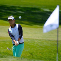 Chipper golf manche 950 – golfeuse jouant un chip près du drapeau