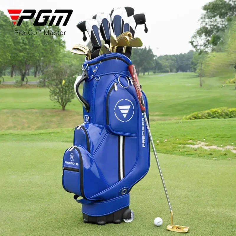 Sac de golf tour à roulettes – sac bleu chargé de clubs sur le parcours, putter posé à côté