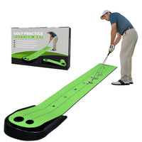 Tapis de putting avec retour de balle – golfeur au putting devant son coffret